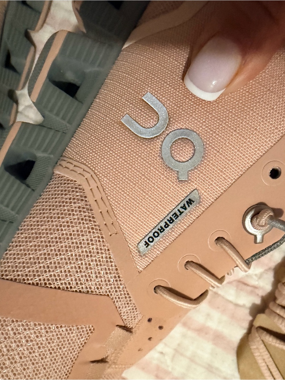 NWB ON RUNNING RARE WATERPROOF SHOES - Picture 4 of 7